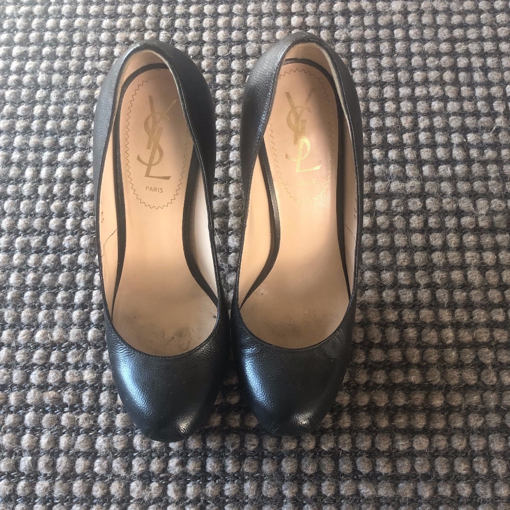 Yves Saint Laurent Pumps